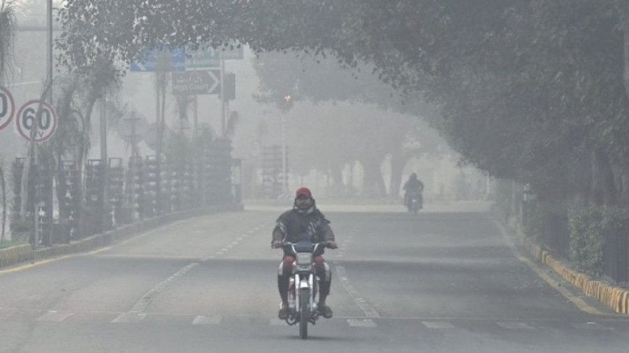 About 7 out of 10 Pakistanis facing health issues due to smog: survey