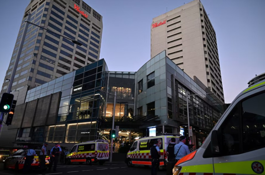 Sydney knife attacker shot dead after killing 5 in Bondi, police say
