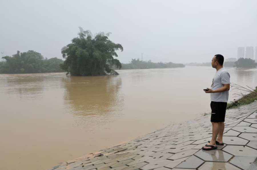 Rescuers race to those trapped by unseasonal floods in China’s Guangdong