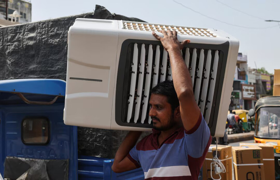 Indian heatwaves, floods kill 11, with four buried alive