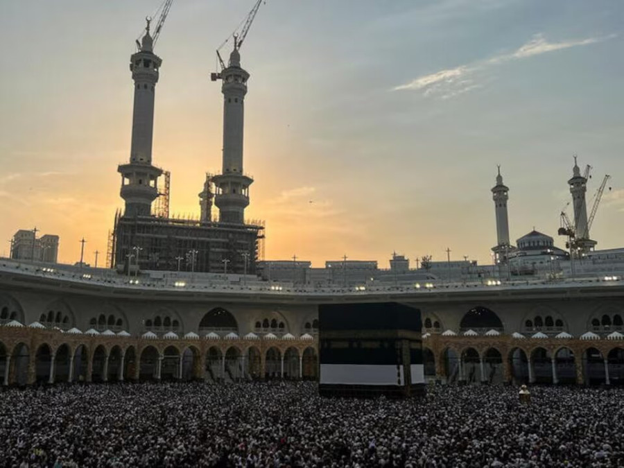 Hundreds die of extreme heat on Muslim pilgrimage, reports say