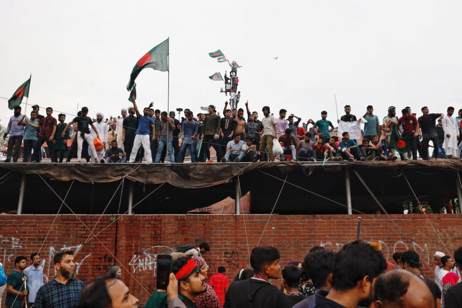 Bangladesh awaits interim government, army chief to meet protesters