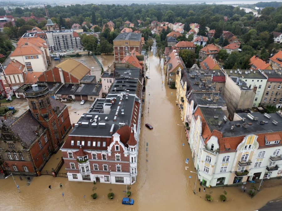 Flood-hit Central Europe fortifies towns as waters and death toll rise