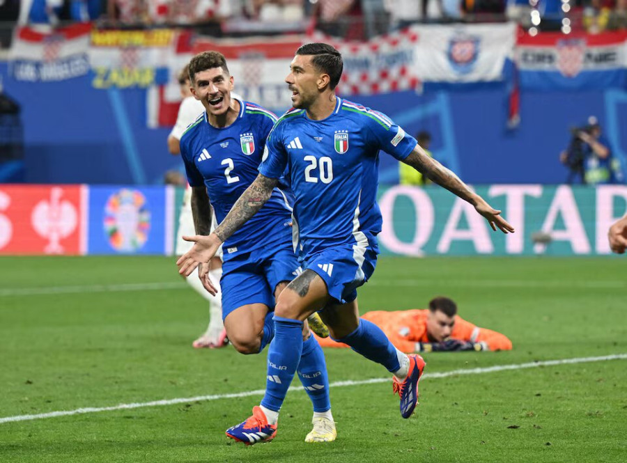 Zaccagni’s stoppage-time stunner sends Italy through to last 16