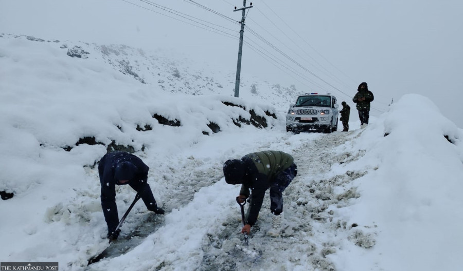 Around 800 tourists return from Tilicho Base Camp due to heavy snowfall