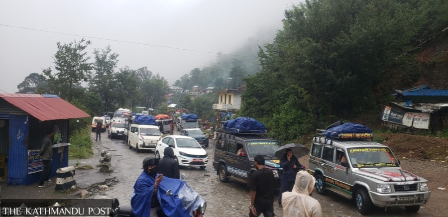 Landslide blocks Mid-Hill Highway in Sindhuli, hundreds stranded