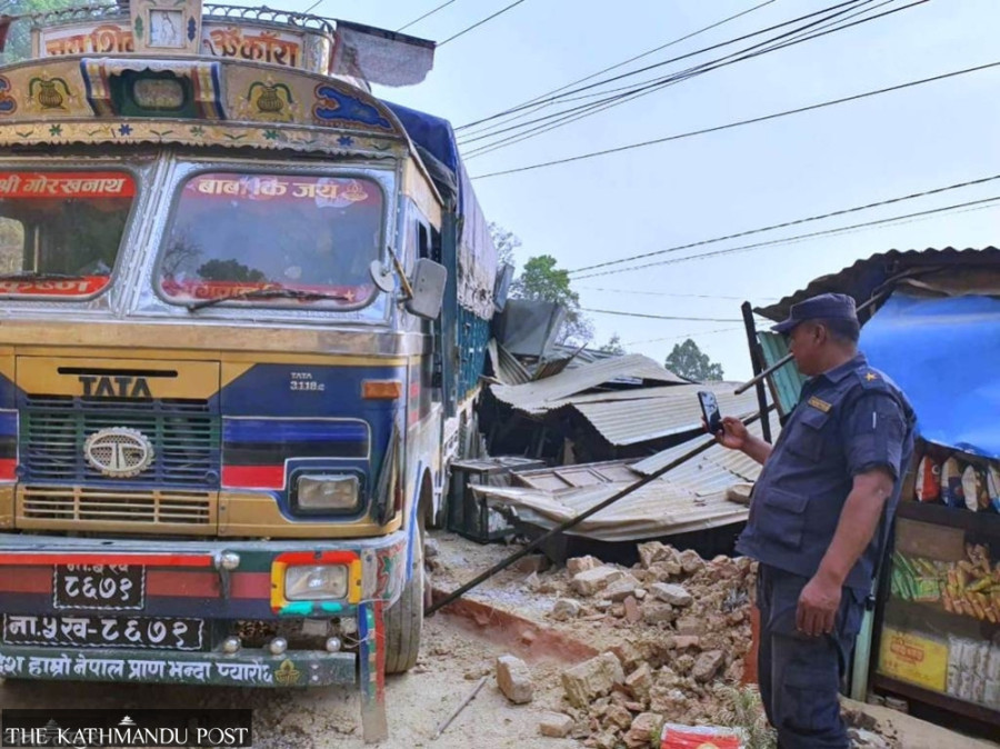 Truck rams into hotels at Daunne