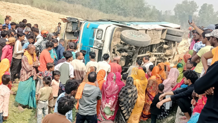 15 injured as bus overturns in Mahottari