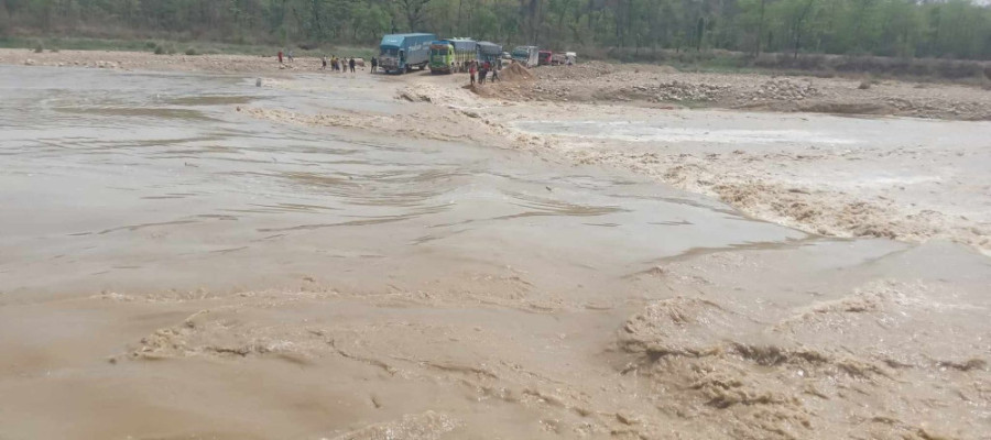 Traffic halted after flood damaged Dumkibas diversion in Binayi River