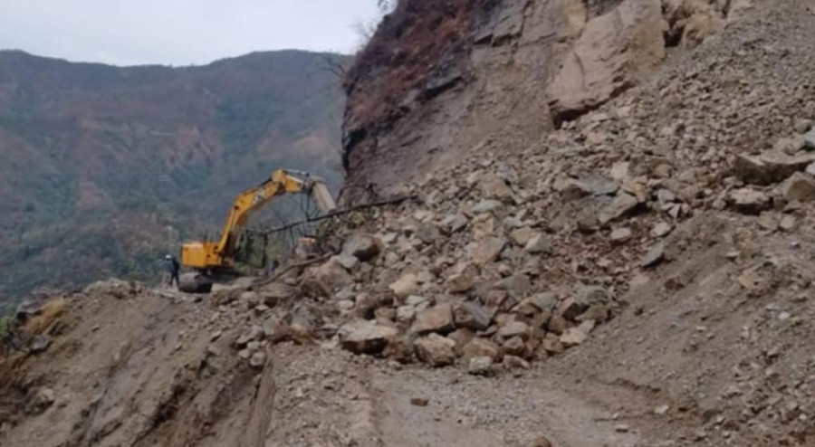 Landslide blocks Rapti Highway in Salyan