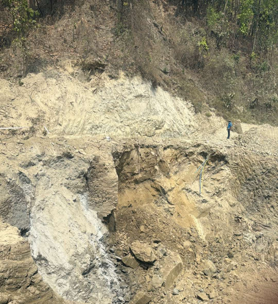 Dry landslide disrupts traffic along Narayanghat–Butwal road