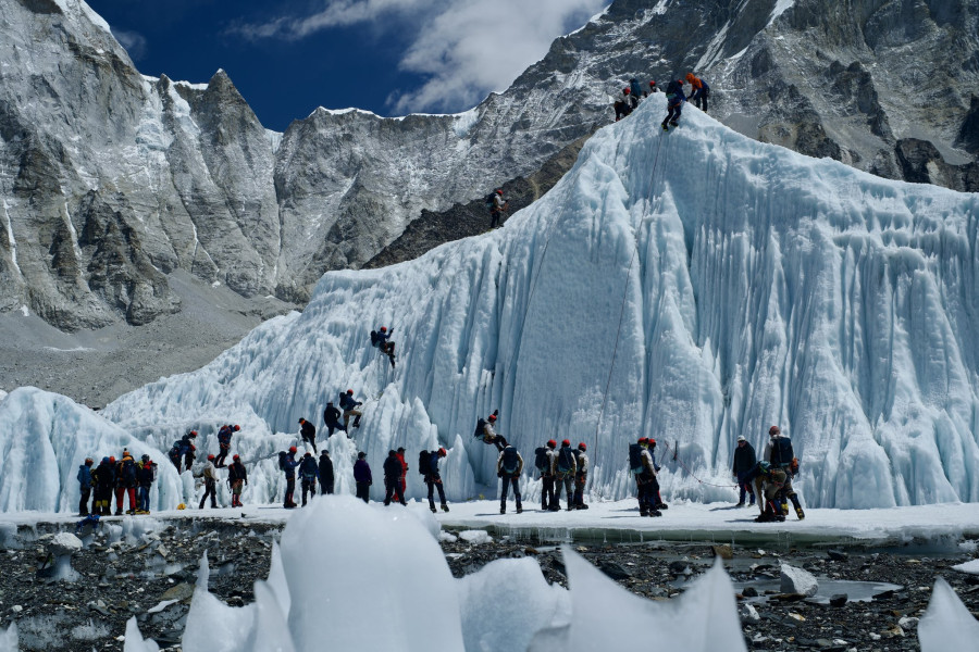 Everest gridlock fears return as erratic weather narrows climbing window