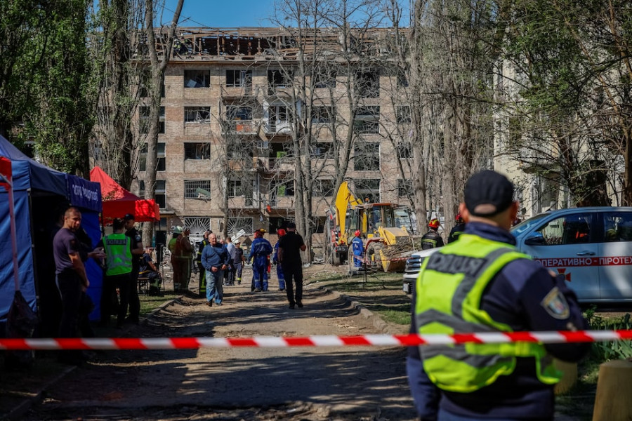 Trump urges Russia to stop attacks, says Zelenskiy might cede Crimea