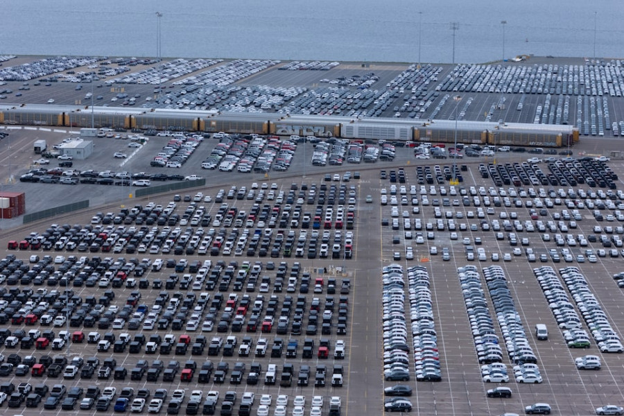 Trump slaps 25% duties on car imports to US