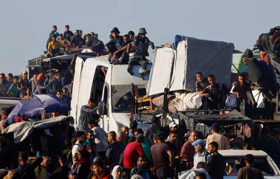 Gazans trek to ruined homes as Israeli forces pull back under ceasefire