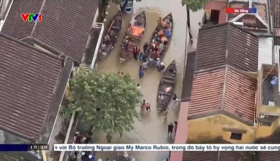 Floods kill at least 9, leave 5 missing in central Vietnam