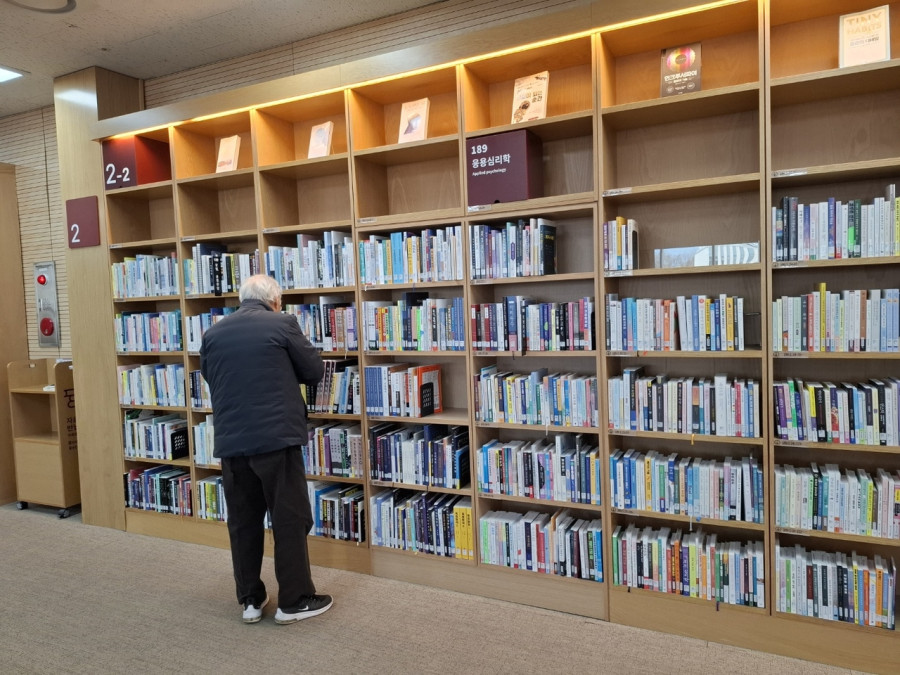 Retired men are main demographic at Korea’s libraries. Why?